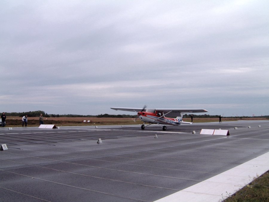 Nigel Hopkind landing - click to enlarge